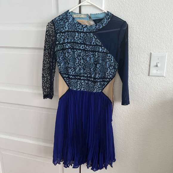 THREE FLOOR mini 3/4 sleeved lace dress size 6 but fits like a 2-4 - Picture 4 of 13